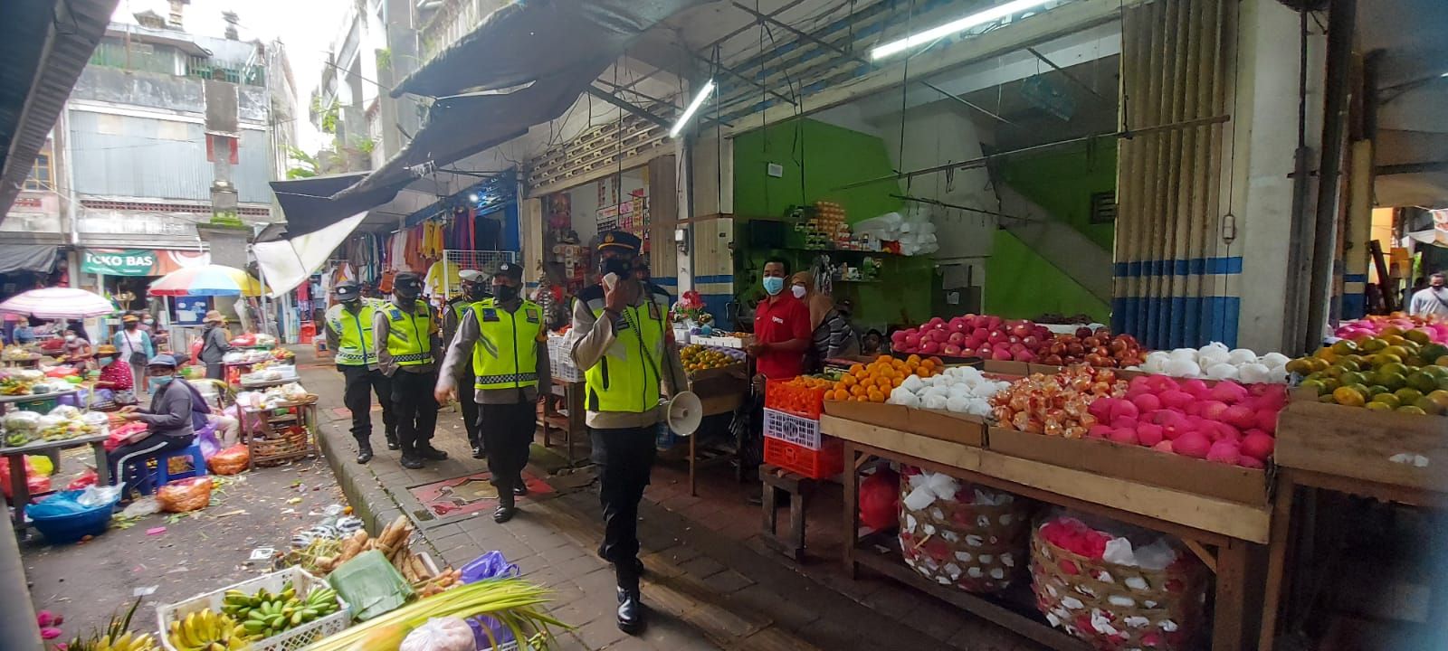 Polisi Kelilingi Pasar Pupuan Bawa Megaphone Imbau Prokes